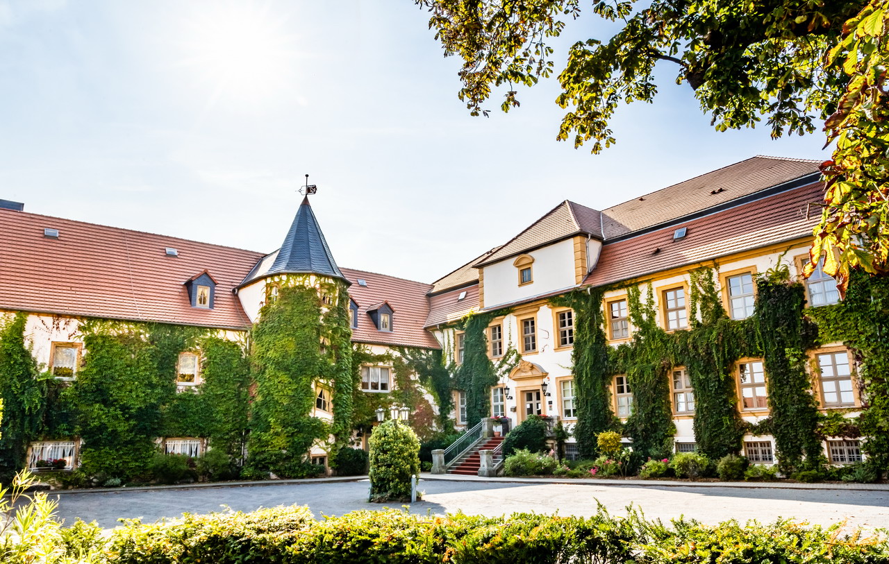 Hotellerie, Gastronomie, Golf-Park und
Veranstaltungszentrum Hotellerie, Gastronomie, Golf-Park und
Veranstaltungszentrum